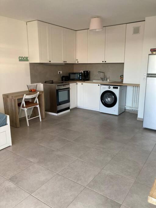 Appartement Rdc Avec Parking Prive La Fare-les-Oliviers Exterior foto